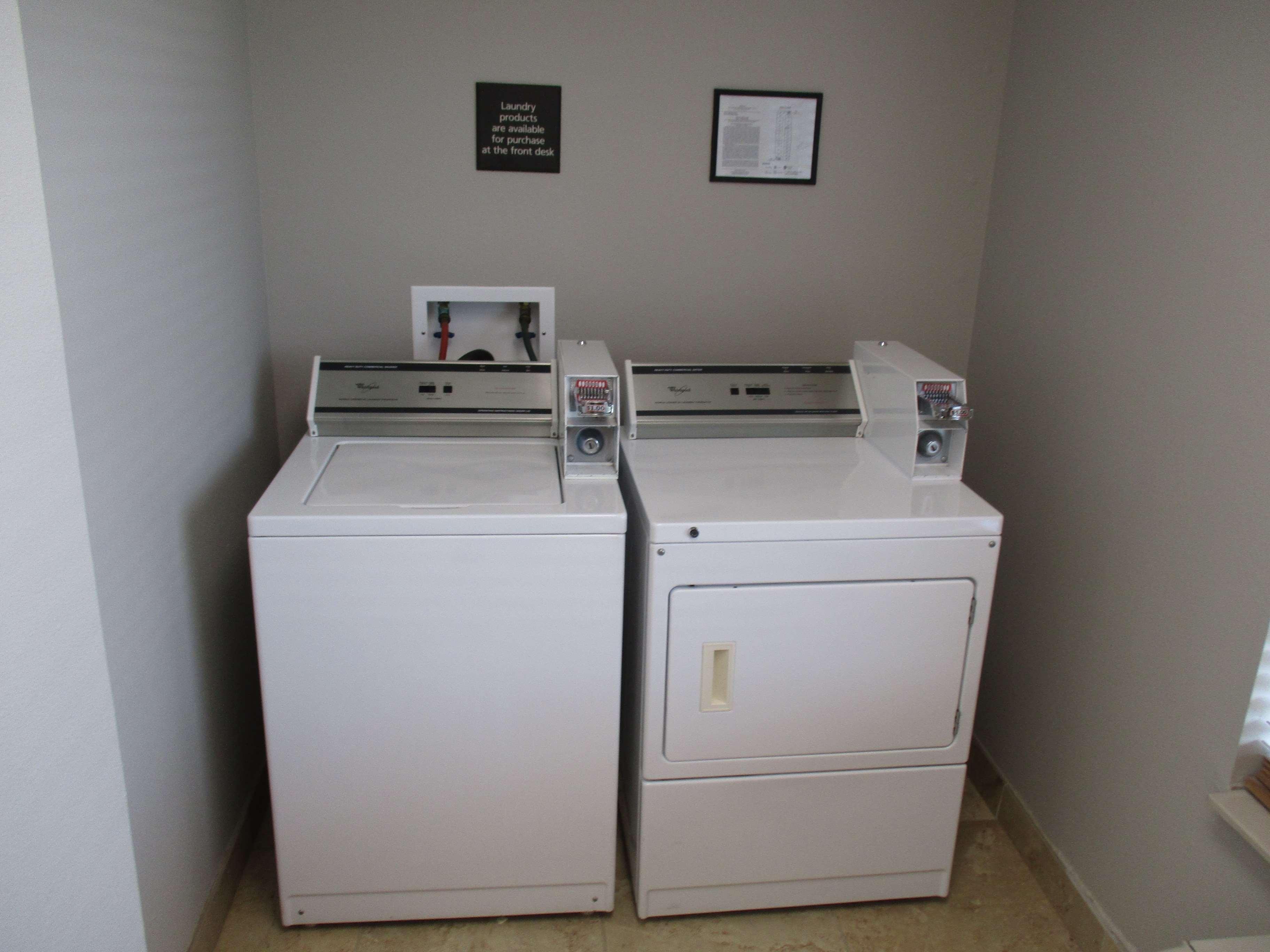 Best Western Golden Prairie Inn And Suites Sidney Bagian luar foto